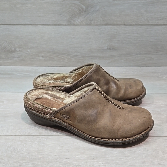UGG Australia Women's 5135 Leather  Shearling Clogs Mule Clog Sheepskin Shoes 9 - Picture 1 of 10